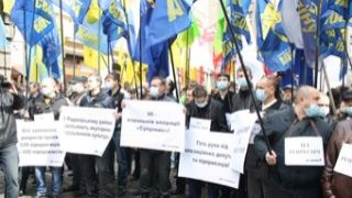 Міліцейський кордон не пропускає учасників акції протесту до Палацу Потоцьких