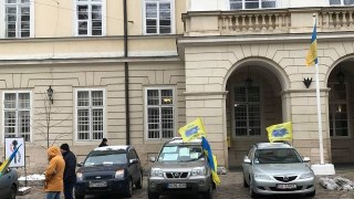 Львівську міськраду пікетують через закон про розмитнення авто