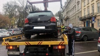 Під Львівською ОДА евакуювали автівку, що була припаркована на місці для людей з інвалідністю