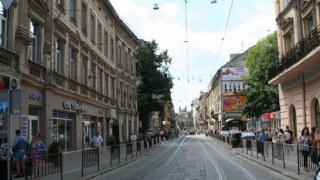 В центрі Львова водій буса збив школярку
