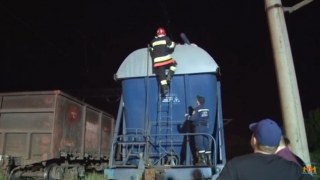 Львівські надзвичайники показали, як рятували дівчину, що робила селфі на даху потяга