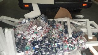 На Львівщині митники спіймали тернопільчанина із 2000 пачками контрабандних цигарок