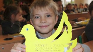Львівські школярі передали десантникам жовто-блакитні листівки у вигляді голуба