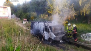На Львівщині вщент згоріла іномарка Renault Master