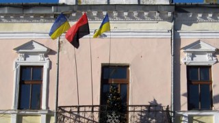 Золочівська міськрада відсвяткувала День народження Бандери червоно-чорним прапором на головній будівлі міста