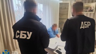 На Львівщині викрили митника, який допомагав чоловікам виїхати за кордон