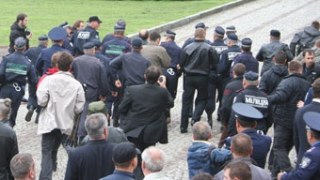 Представника КПУ, який розгорнув червоний прапор у Львові, затримали правоохоронці