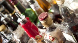 На Львівщині в автомобілі знайшли майже тисячу пляшок сурогатного алкоголю