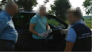 Працівника Львівської митниці затримали на хабарі