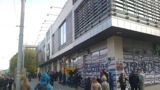У центрі Львова активісти пікетують російський "Сбербанк"