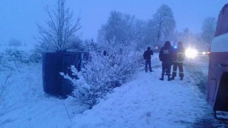 Снігопад на Львівщині: за добу надзвичайники відбуксували 58 автівок