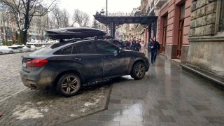 Парковка біля готелю Козловського в центрі Львова заблокувала прохід пішоходам