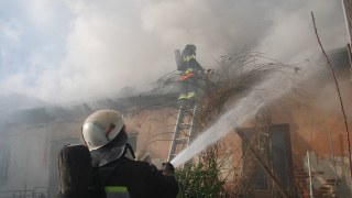 10 рятувальників ліквідовували пожежу у Червонограді