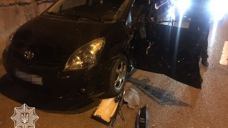 У Львові п'яний водій стукнув припарковане авто і втік з місця ДТП