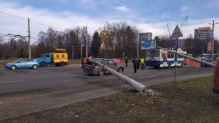 На Науковій дві електроопори впали на тролейбус та автомобіль
