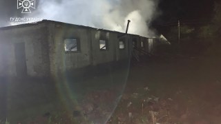 На Самбірщині згоріли будівля та десять авто
