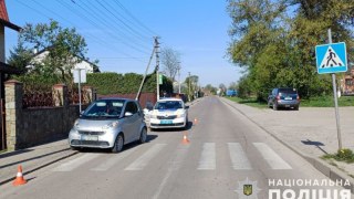 Поблизу Львова авто Smart збило пішохода