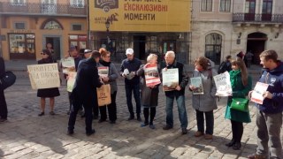 У Львові під стінами міської ради відбувся пікет проти незаконної забудови парку "Знесіння"