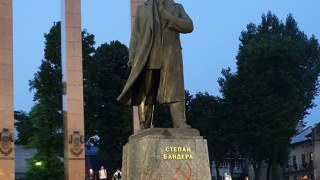 У Львові розмалювали радянською символікою пам'ятник Степану Бандері
