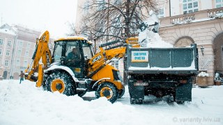 У Львові вночі та зранку прибирало 26 одиниць снігоочисної техніки