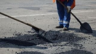 Працівник Облавтодору отримав опіки під час ямкового ремонту дороги на Львівщині