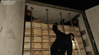 Біля Львова у вантажівці з яблуками затримали чотирьох нелегалів з Афганістану