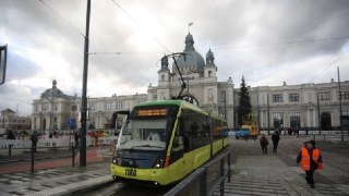 На площу Двірцеву запустили тестовий трамвай