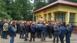 Працівники львівського бронетанкового заводу протестують проти директора-корупціонера