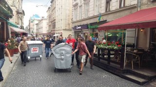 Львівські активісти пікетують мерію із смітниками