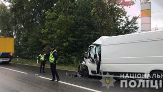 Біля Самбора у ДТП з вантажівкою постраждав водій мікроавтобуса
