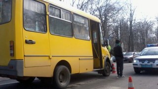 У Львові дівчина випала з маршрутки, бо водій не зачинив двері