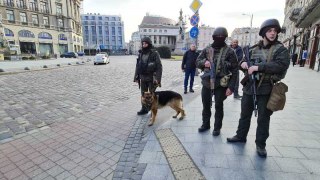 Вулиці Львова патрулюють правоохоронці з собаками