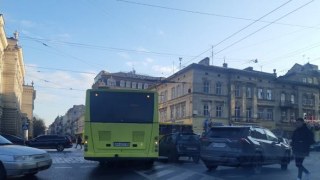 У центрі Львова маршрутка потрапила у ДТП: трамваї не курсують