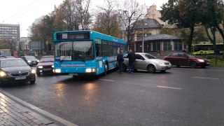 ДТП у центрі Львова: автівка зіткнулась із маршруткою