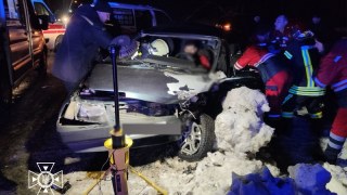 Біля Львова рятувальники витягували трьох людей з розбитого після ДТП авто