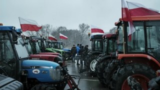 Польські фермери заблокували ще два пункти пропуски та відновили блокаду у Медиці