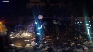 У Львові водій Mercedes'а врізався у машину надзвичайників