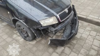 У Львові водій вдарив три припарковані авто та втік
