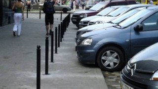 У центрі Львова встановили 117 стовпців, які обмежують паркування на тротуарах