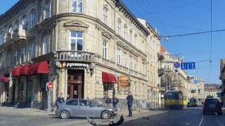 У центрі Львова у автівки відлетів бампер: трамваї не курсують