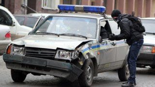 Активісти захопили 2 міліцейські машини біля Личаківського райвідділку