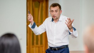 Тарас Грень винаходить та захищає нову Україну
