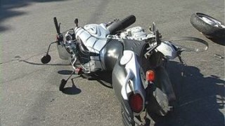 У Львові мотоцикл зіткнувся з легковиком