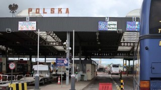 На польському кордоні вантажівки очікують понад 10 годин на в'їзд в Україну