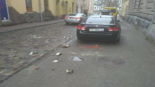 У Львові фасад будинку обвалився на Lexus