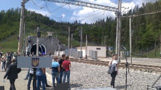 Перший вантажний поїзд через Бескидський тунель вирушив до Словаччини