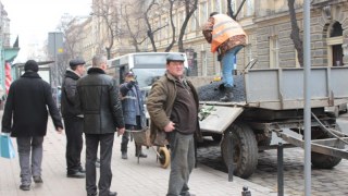 На вулиці Замкнутій у Львові триває ремонт дороги