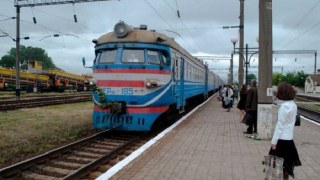 На Львівській залізниці призначене службове розслідування через переповнену електричку
