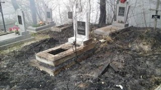 У Львові на Голосківському кладовищі горіли трава та хрести