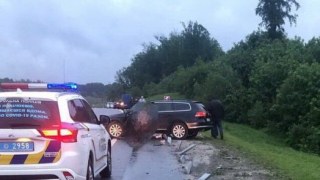 На Пустомитівщині автівка в'їхала у відбійник: загинув водій